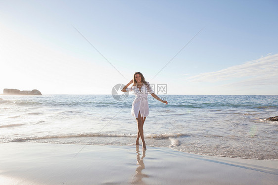在海滩上冲浪的女人图片
