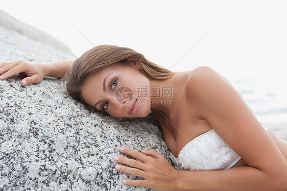 女人躺在石头上图片