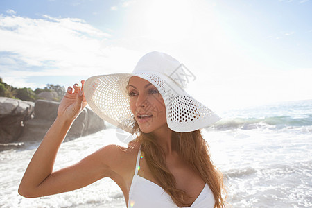 海滩上戴太阳帽的女人图片