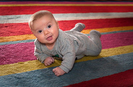 地毯上的新生男孩图片