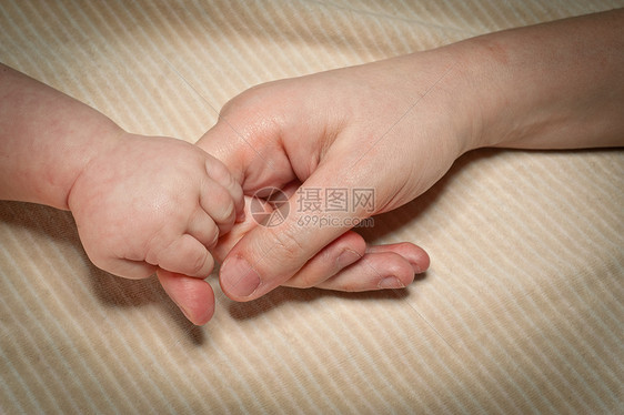 新生儿握着妈妈的手指图片