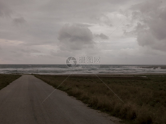 通往海滩的铺砌道路图片