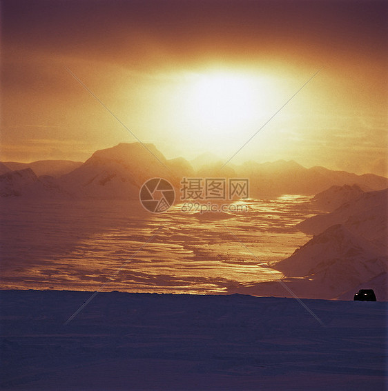 越野车在冰雪覆盖的冰川上行驶图片