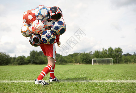足球运动员拿着一袋球图片