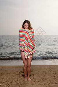 海滩上裹浴巾的女人图片
