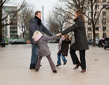 埃菲尔铁塔附近的家庭舞蹈图片