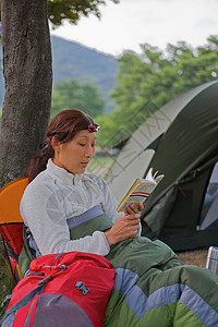 在营地读书的女人图片