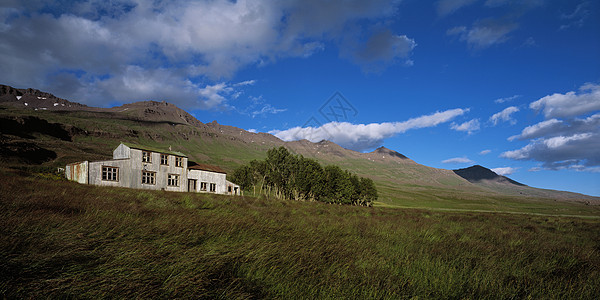 蓝天下的山麓小屋图片