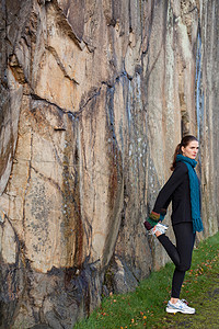 女人在岩面前伸展图片