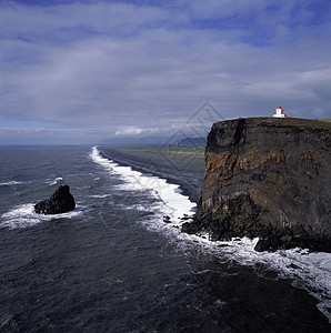 悬崖上俯瞰大海的灯塔图片