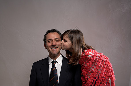 女儿亲吻微笑的父亲图片