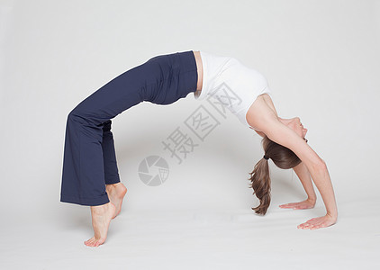 深度颈椎后弯的瑜伽女孩背景图片