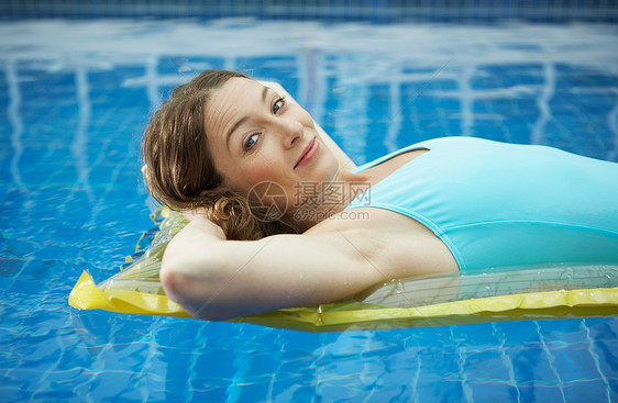 躺在水池上的女人图片