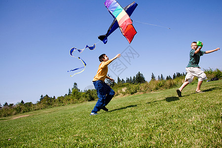 两个男孩一起放风筝图片