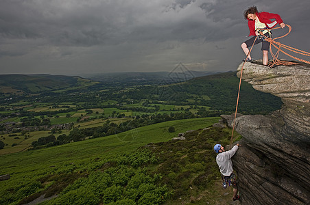 攀岩者攀登陡峭的岩石表面图片
