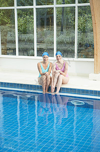 游泳池边上的两个女人图片