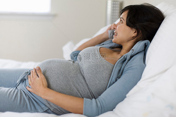 孕妇在打电话图片