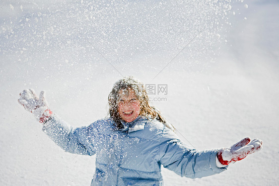 在雪地里的女孩图片