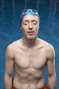 游泳池里男人的肖像图片