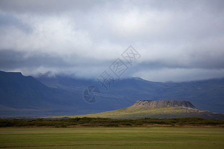 乡村景观中的火山口图片