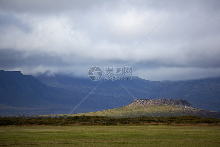 乡村景观中的火山口图片