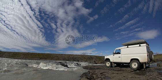 停在河岸的卡车图片