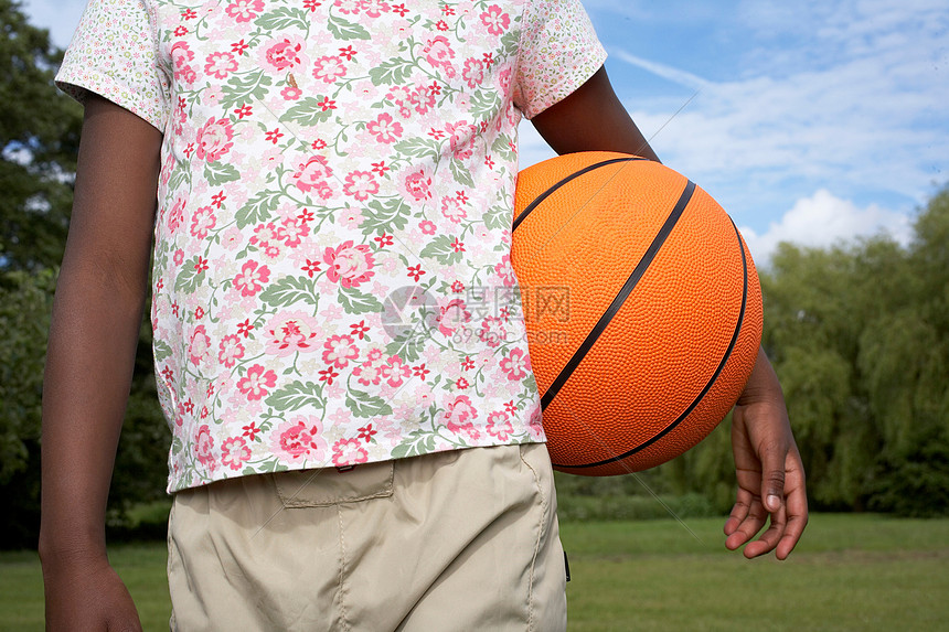 ‘~花园里拿着篮球的孩子  ~’ 的图片