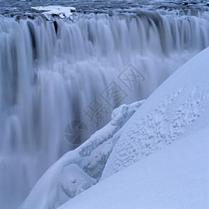 冰雪环绕的冰瀑图片
