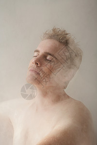 洗澡的男人图片