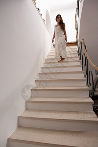 成熟女人下楼梯背景图片