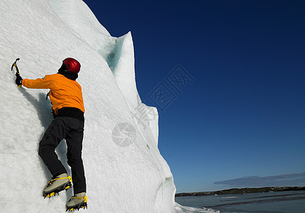 用冰镐攀登冰川图片