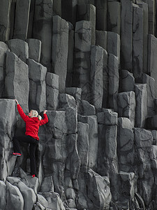 女攀登玄武岩柱图片