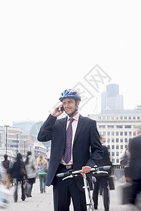 带自行车和手机的商人图片
