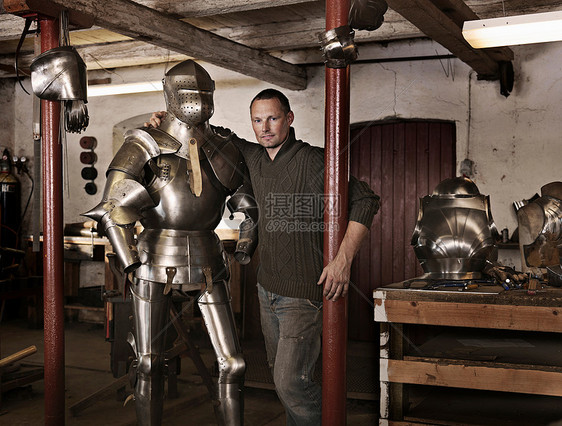 铁匠穿盔甲在店里图片