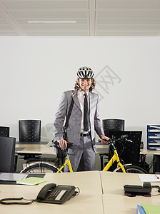办公室里有骑自行车的人图片