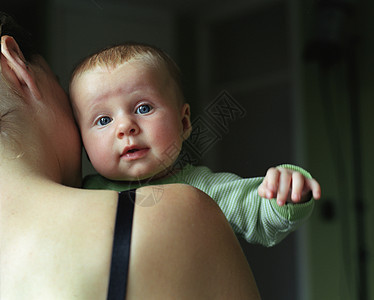 婴儿看着母亲的肩膀图片