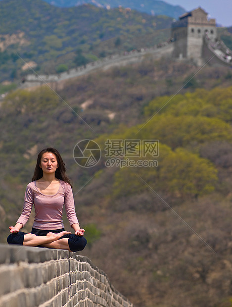 中国长城上的女人图片