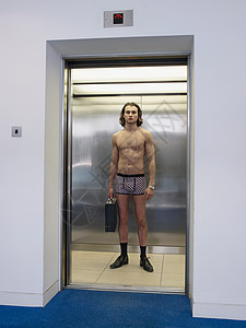 在电梯里穿内衣的男人图片