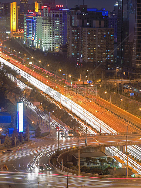 城市夜间交通的延时视图图片