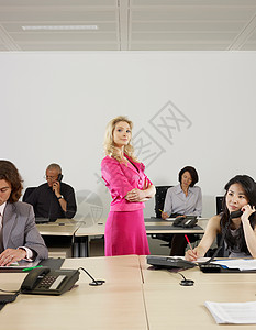 一个女人和一群上班族站在一起图片