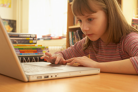 电脑小女孩使用计算机的小女孩背景