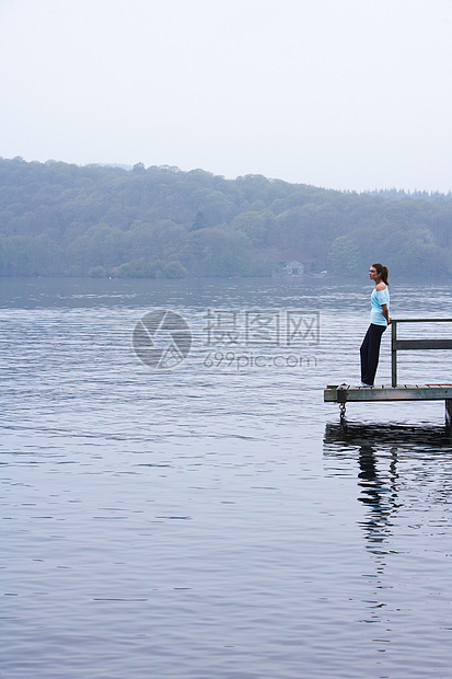 在河边看风景的女孩图片