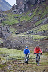 男子山地自行车在岩石小道上图片