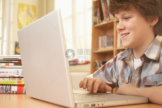 计算机课上的男孩图片