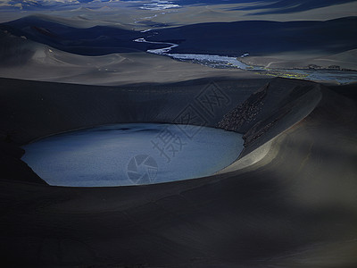 山上火山口湖鸟瞰图图片