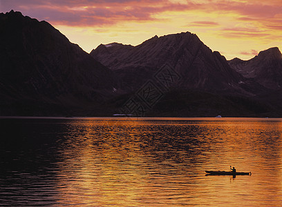 日落时湖中的独木舟图片