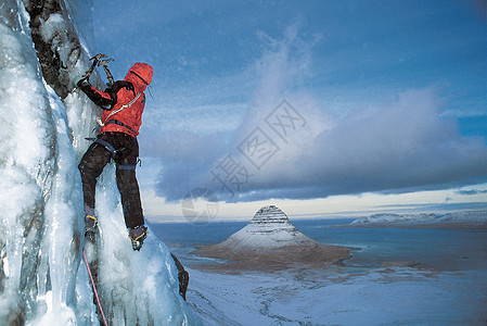登山者登山用冰镐攀登冰川背景
