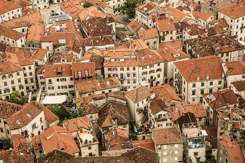 黑山Kotor的城市房屋和红色屋顶视图图片
