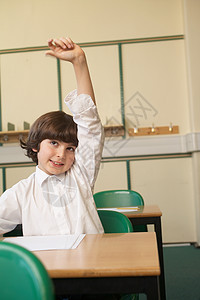 男孩在教室里举起手来图片