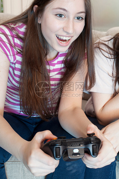 玩电子游戏的少女图片